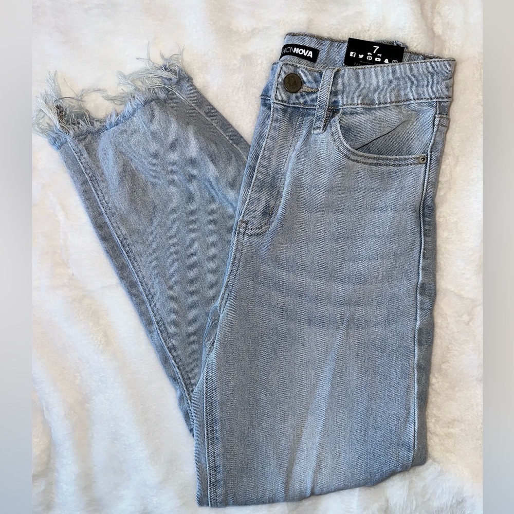 BNWT Distressed Ankle Jeans - Picture 4 of 5